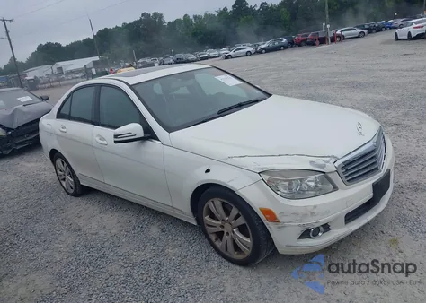 2011 Mercedes-Benz C 300 Luxury/Sport z USA, uszkodzony, nr VIN WDDGF5EB2BF638292